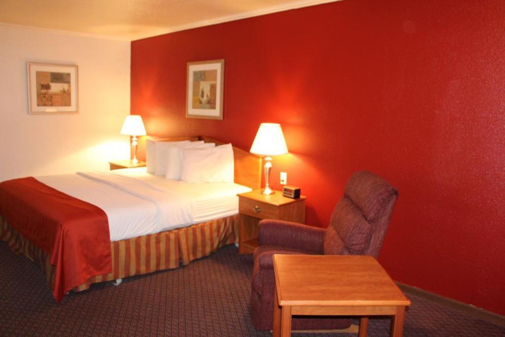 Fort Hays Inn Extérieur photo