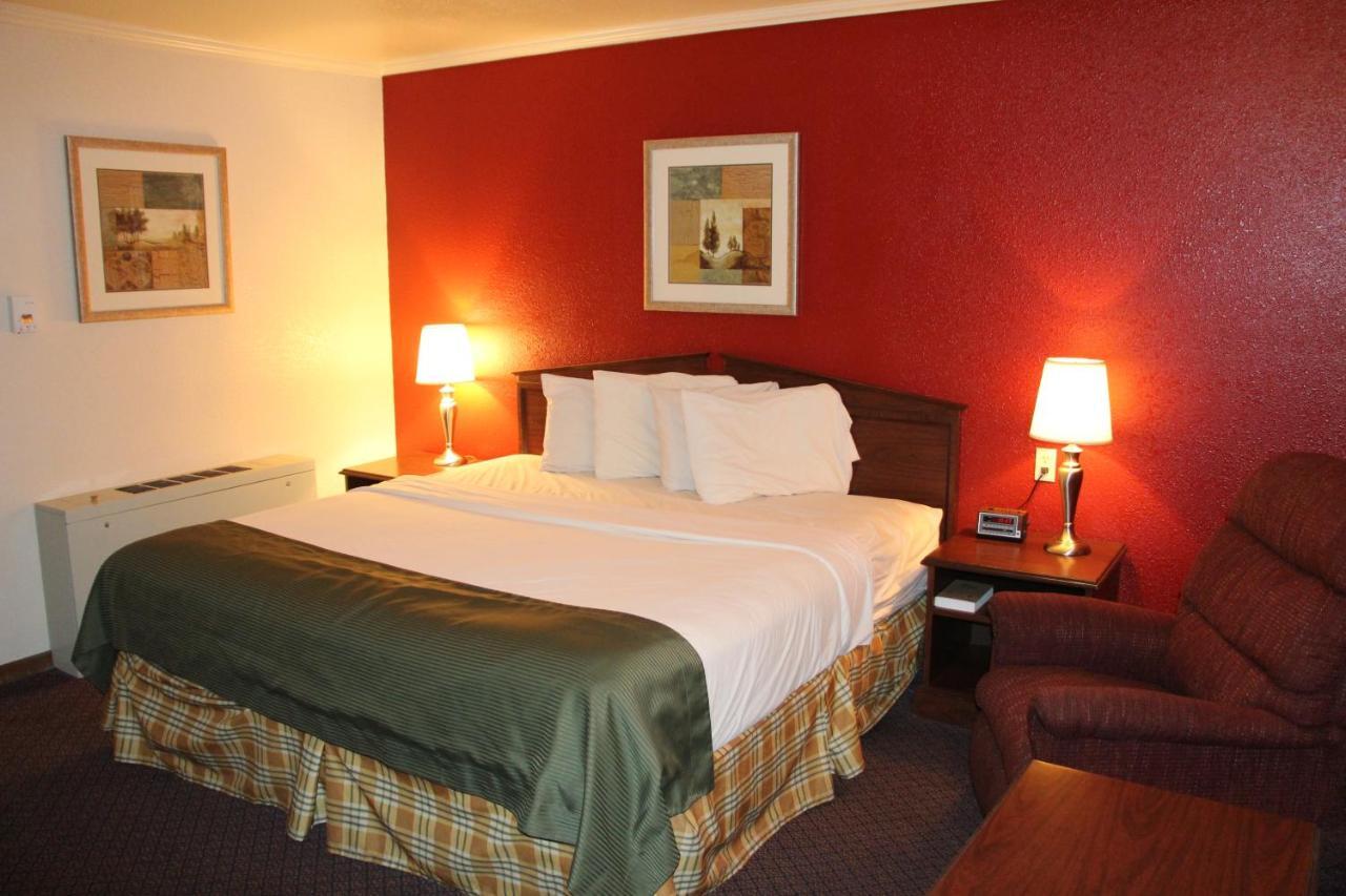 Fort Hays Inn Extérieur photo